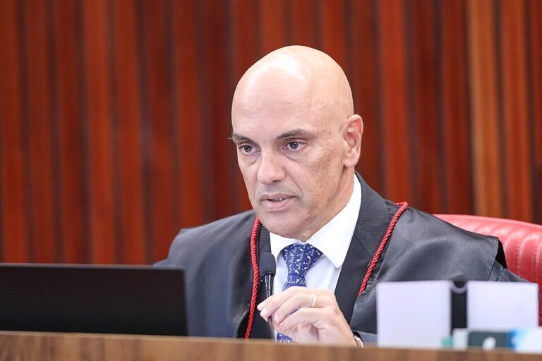 Moraes dá 24 horas para Bolsonaro explicar arma apreendida durante blitz no Distrito Federal